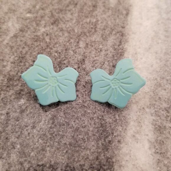 Vintage Leaf Shaped Blue Enamel Clip On Earrings, Retro 80s Style, Pastel - Picture 5 of 5